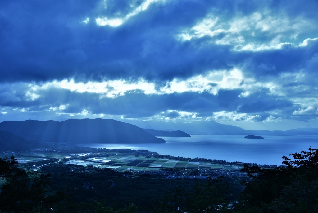 うっすらと光芒