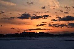 雪原に沈む夕陽