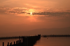 えり越しに沈む夕陽