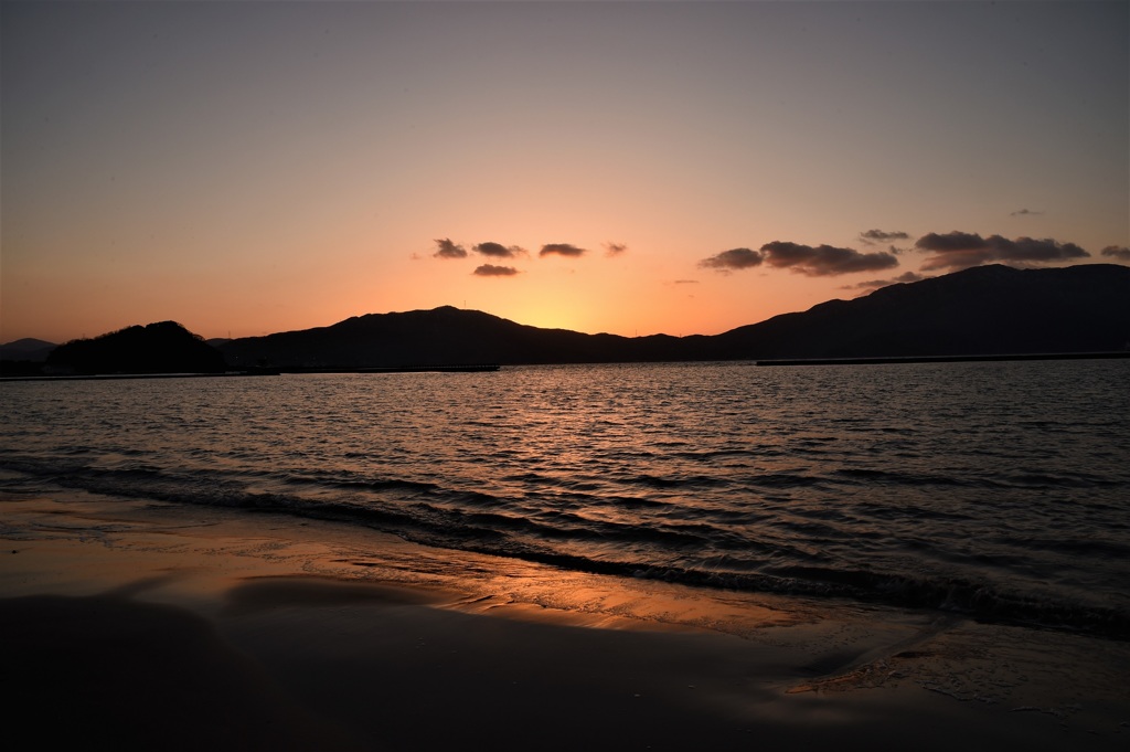 夕照の砂浜