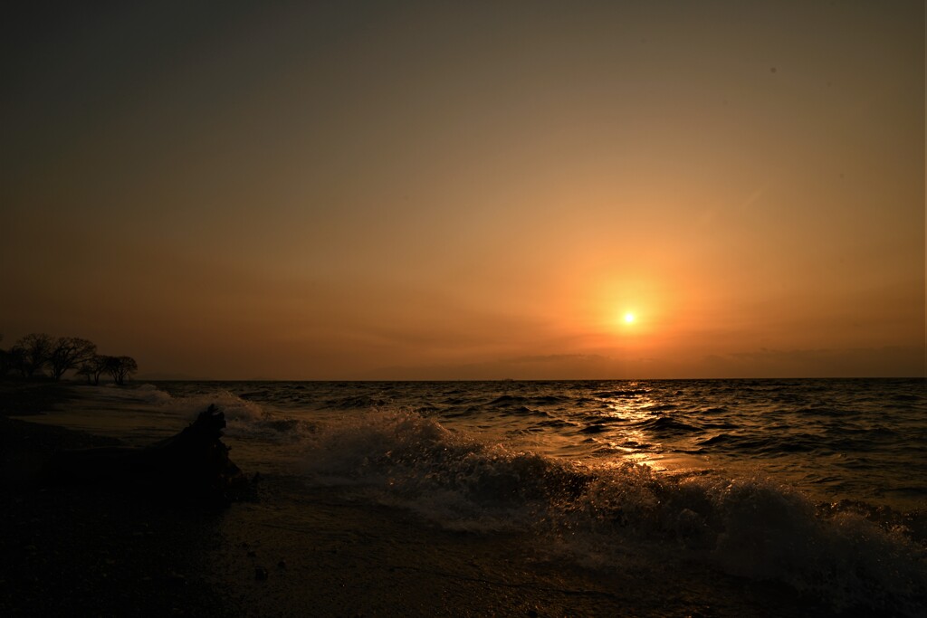 波打ち際の夕陽