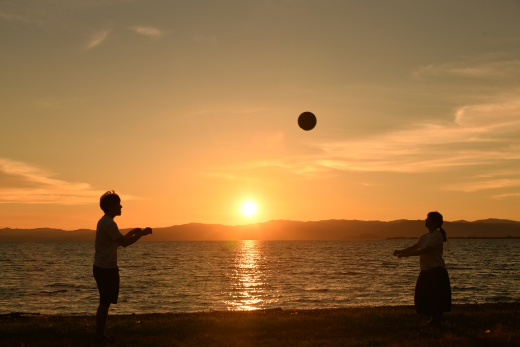 沈む夕陽とバスケットボール