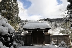 雪の山門
