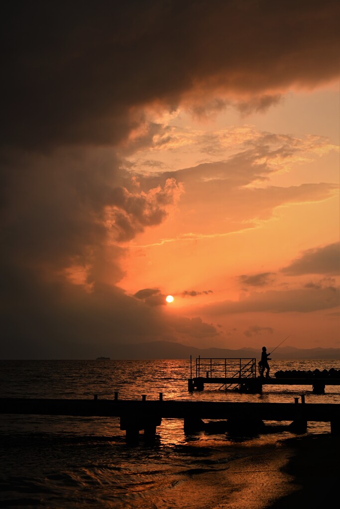 釣り人のいる夕景(縦）