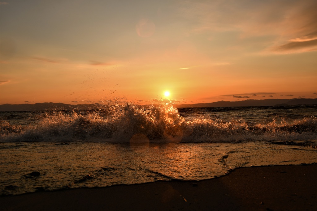 荒波に沈む夕陽