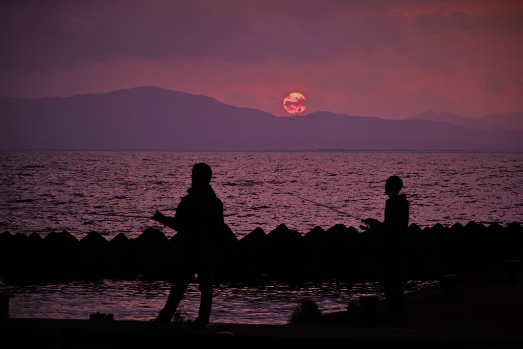 夕陽と釣り人