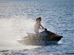 水飛沫をあげて