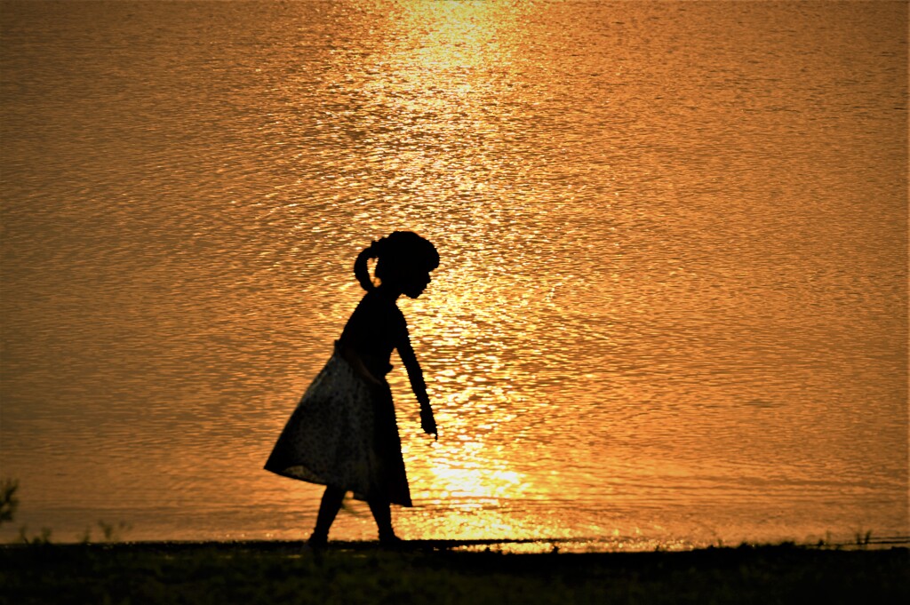 湖畔の少女
