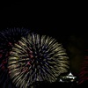 城をつつむ花火