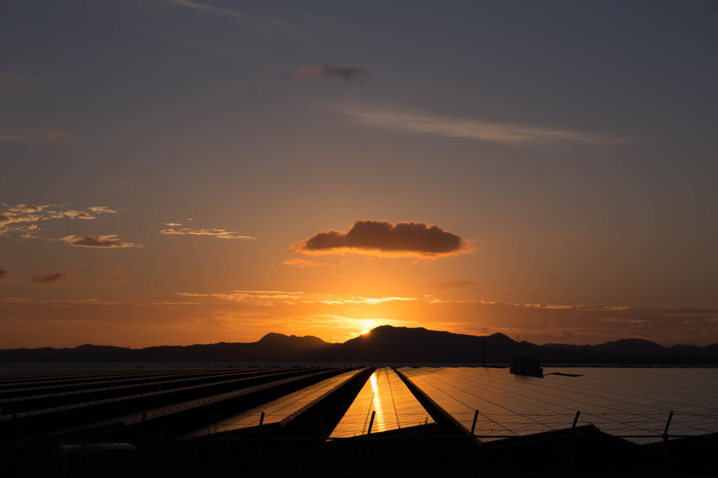 夕日の太陽光発電