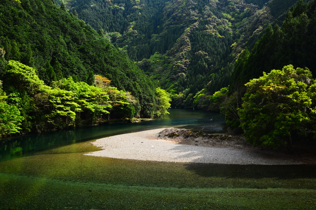 山を別けて河は流れる