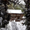 雪の山門