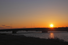 新釧路川河川敷からの沈みゆく夕陽と橋