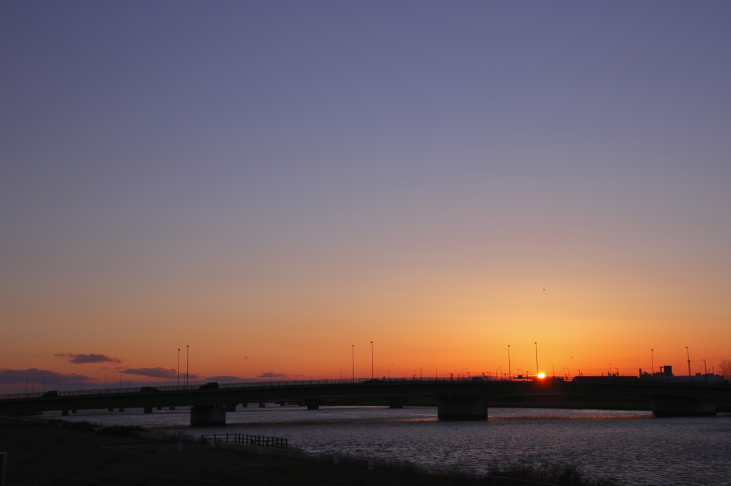 新釧路川河川敷からの夕陽と焼ける空