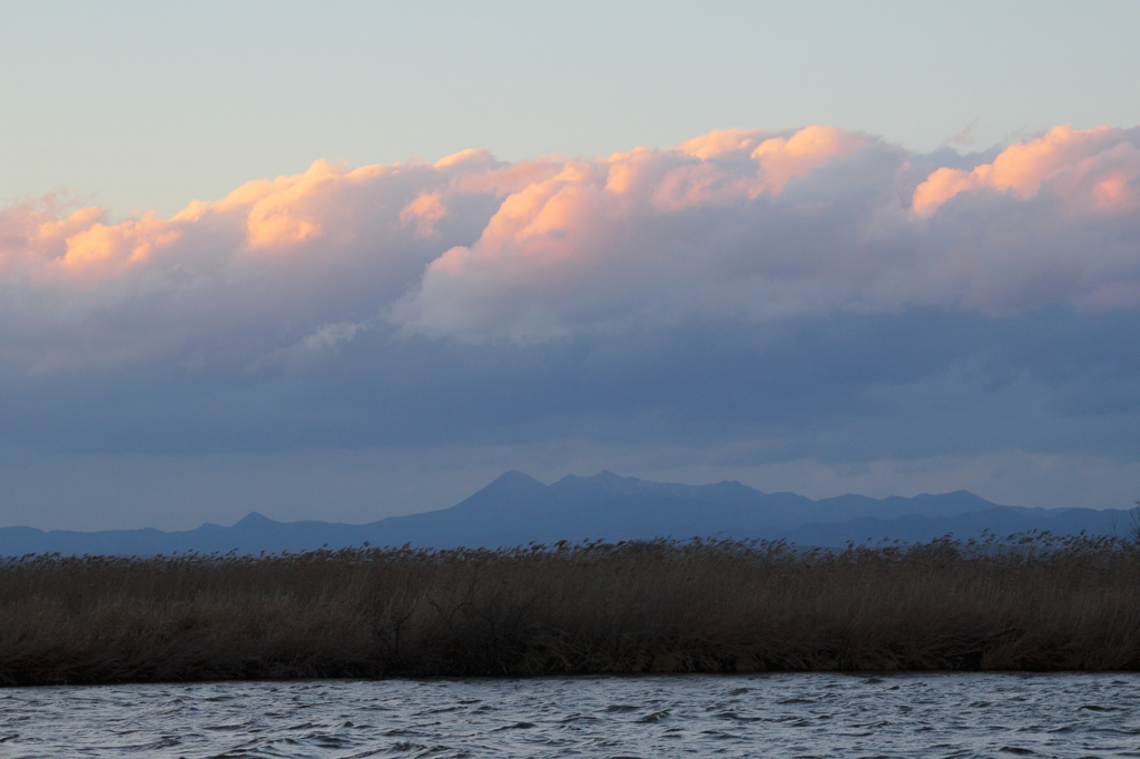 釧路湿原からの染まる雲と雌阿寒岳