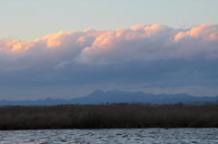 釧路湿原からの染まる雲と雌阿寒岳