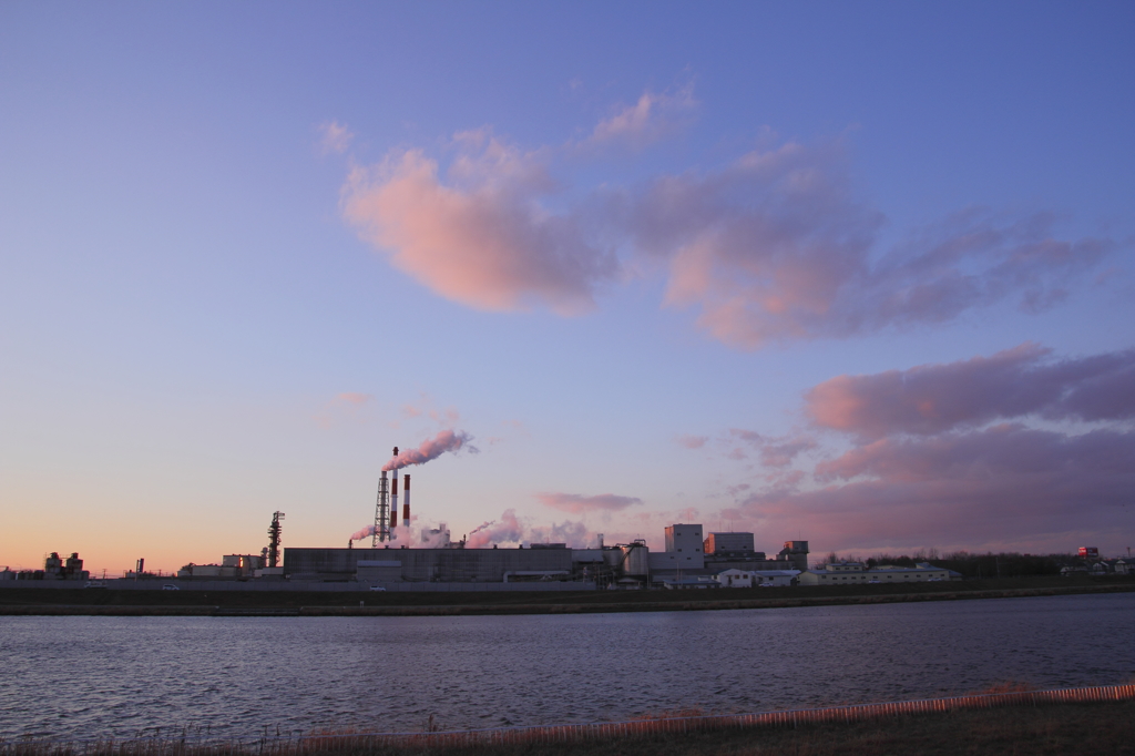釧路川河川敷からの製紙工場と焼ける雲