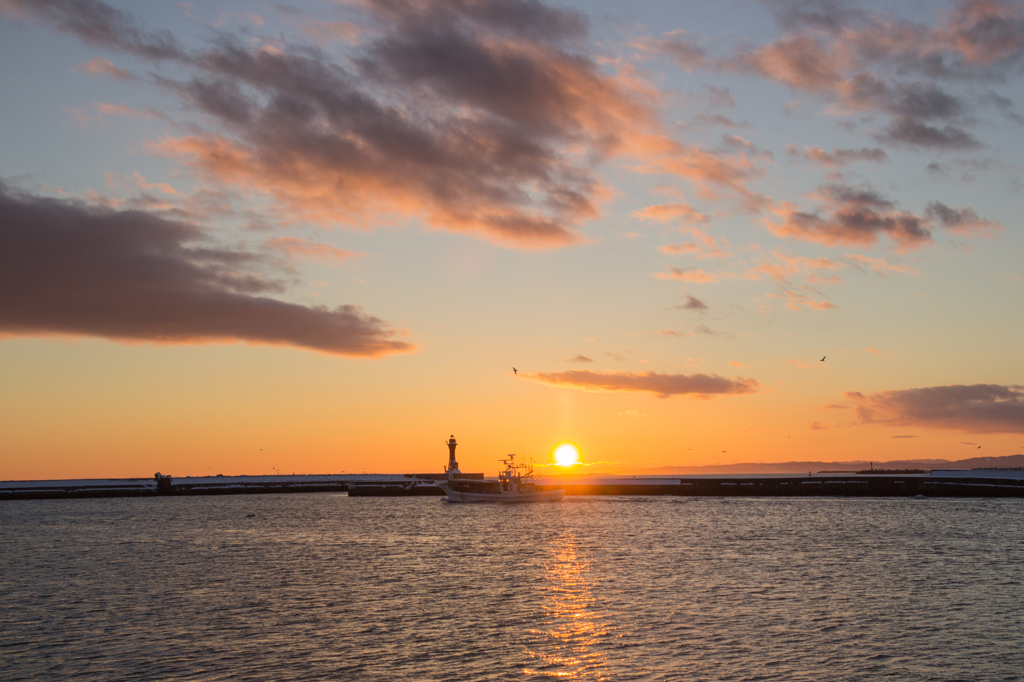 釧路副港の灯台と夕陽。