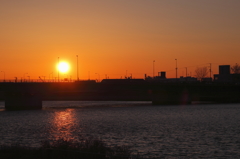 新釧路川河川敷からの夕陽と橋