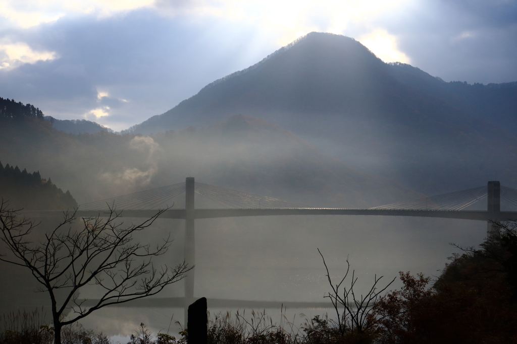 雲の切れ目から＜徳山ダム＞