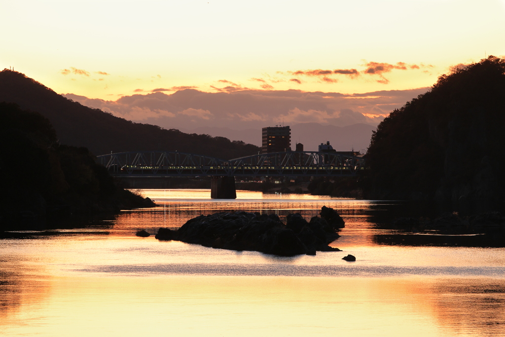 夕暮れ河川