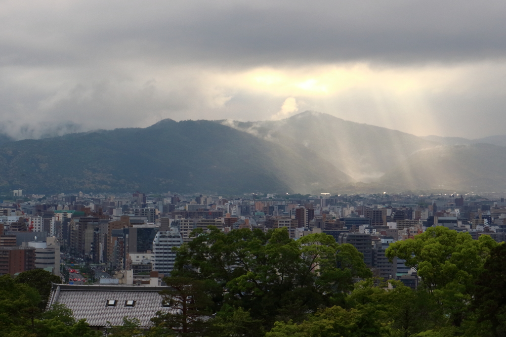 突然の日差し＜清水寺からの眺望＞