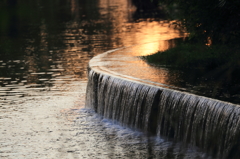 水辺を染める夕焼け