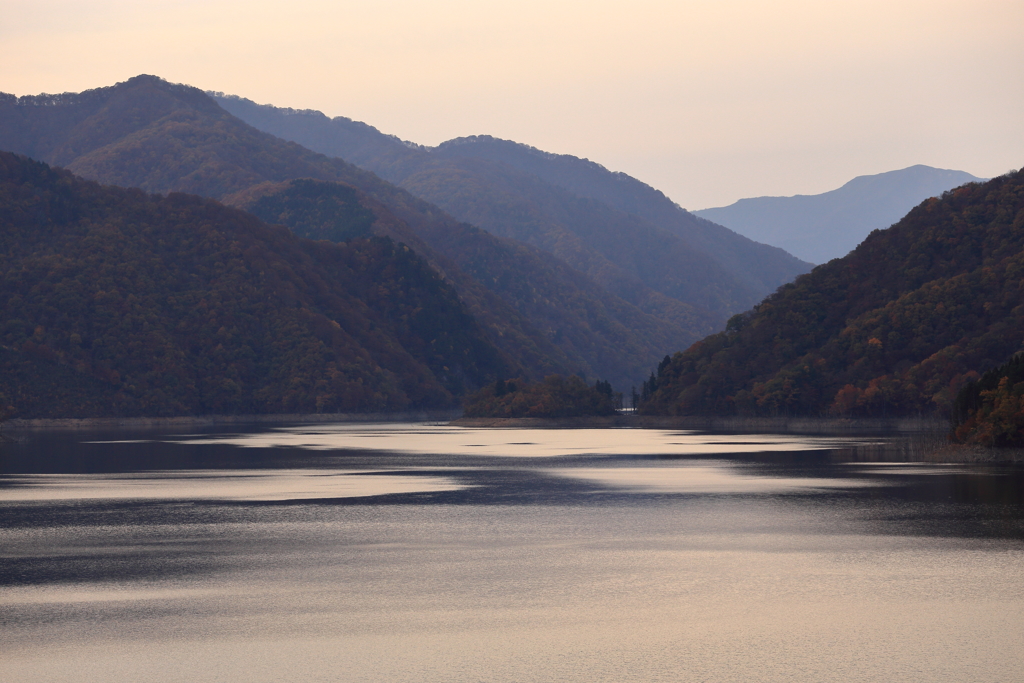 静寂紅葉＜徳山ダム＞