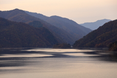 静寂紅葉＜徳山ダム＞
