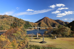 徳山ダム湖周辺紅葉