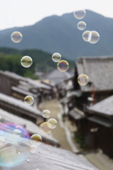 古い町並みにシャボ玉＜関宿＞