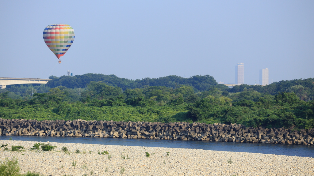 木曽川河川に熱気球