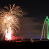 ツインアーチ１３８ に花火舞う