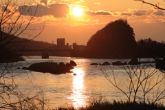 木曽川を照らす夕日