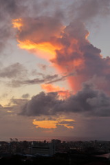 吠える真夏の雲