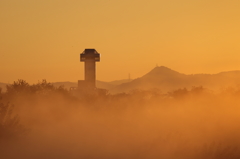 朝日を浴びる朝霧と展望タワー