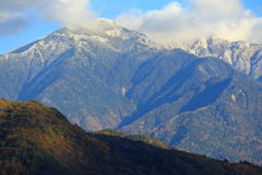 紅葉と雪山