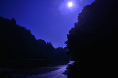 月に照らされた川
