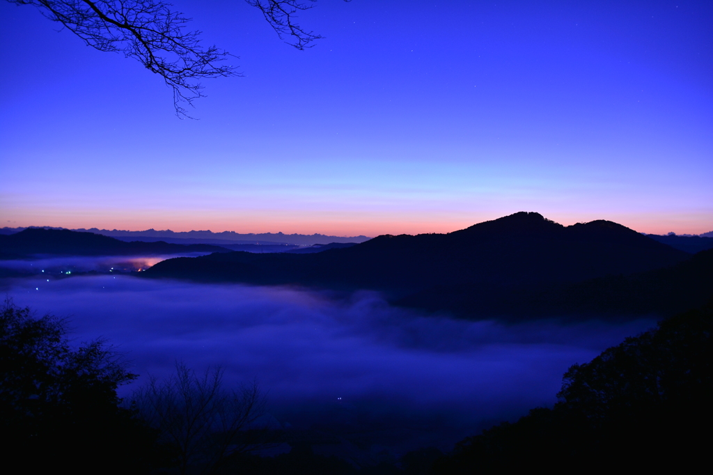 夜明け前の山々