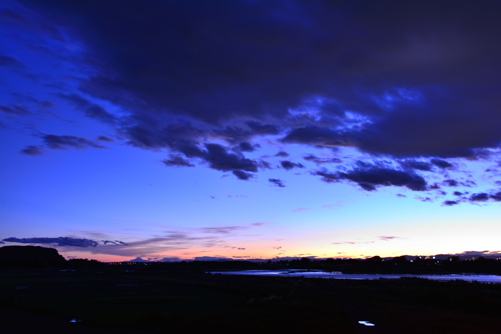 夕暮れの河川敷