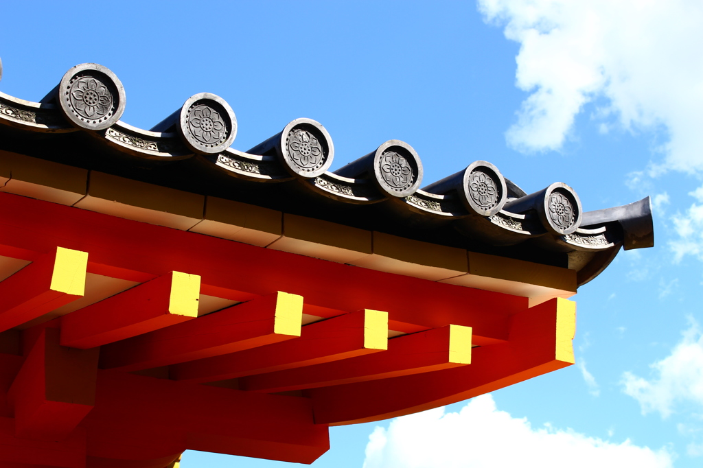 朱色と空