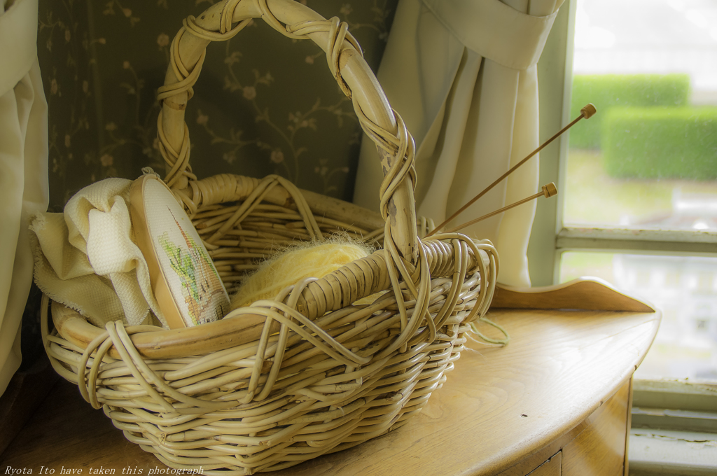 西日の差す部屋で微睡む(東奥義塾外国人教師館)