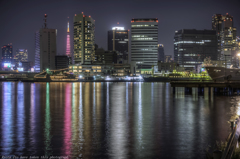 夜海風に吹かれ汽笛を聴く