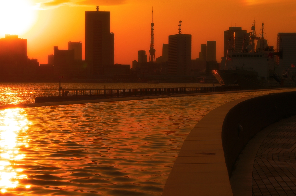 東京晴海埠頭の夕景