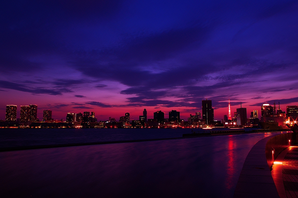 東京晴海埠頭の夕景