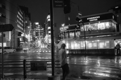 雨の駅前通り