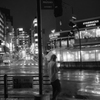雨の駅前通り