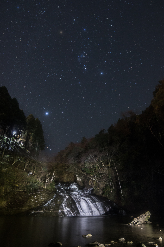 滝と星空