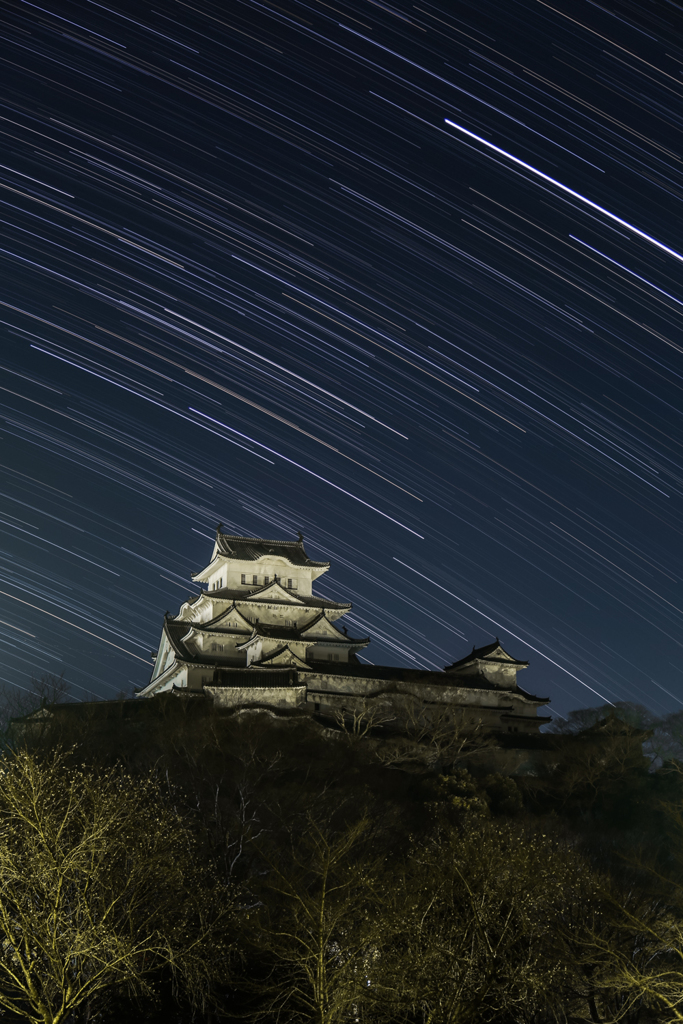 姫路城と南天の空