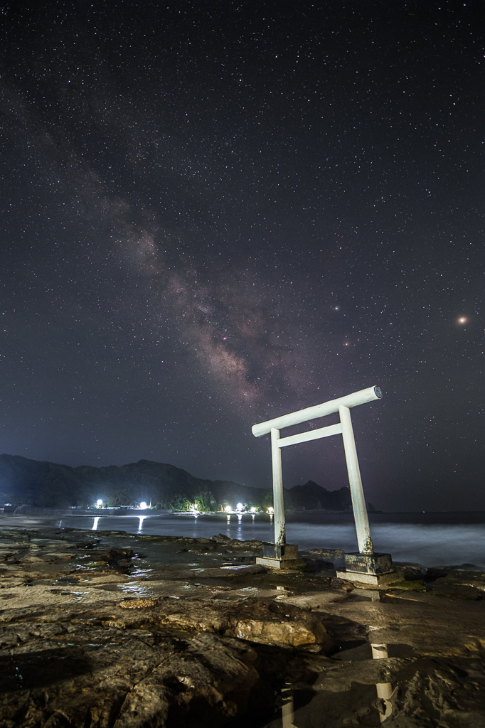 白い鳥居の鵜原海岸